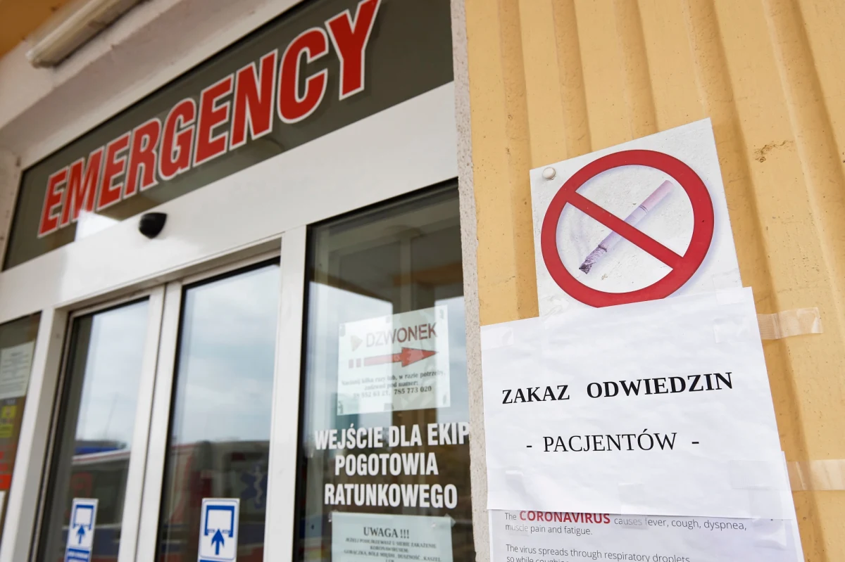 W związku z koronawirusem hospitalizowanych jest obecnie 526 osób, 4413 objętych jest kwarantanną, a 20 tys. 340 nadzorem epidemiologicznym - poinformowało w sobotę Ministerstwo Zdrowia.