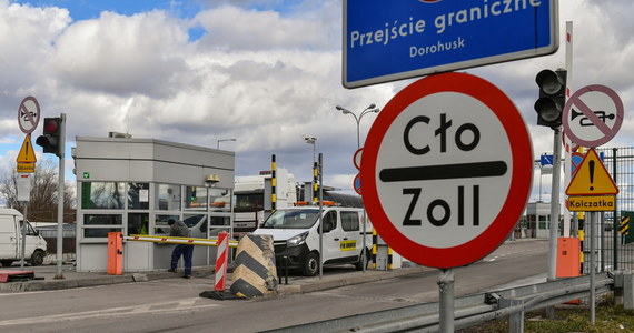 Kierowcy prowadzący pojazdy w międzynarodowym transporcie drogowym, którzy przewożą towary, po przekroczeniu granicy Polski są zwolnieni z odbycia obowiązkowej kwarantanny – poinformowało w przesłanym PAP komunikacie Ministerstwo Infrastruktury.
