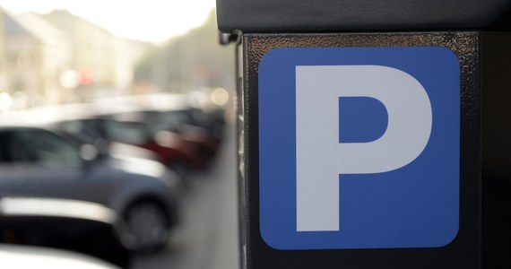 Od niedzieli do końca marca nie będzie poboru opłat i kontroli w strefie parkowania – poinformował magistrat. Decyzja taka jest związana ze stanem zagrożenia epidemicznego w Polsce i ma ułatwić funkcjonowanie mieszkańcom.