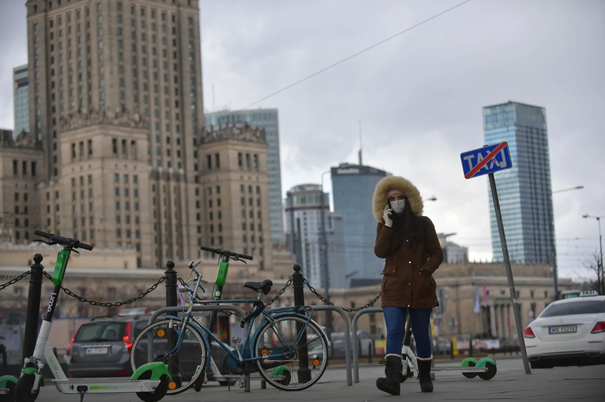 „Myślę, że szczęśliwe zakończenie obecnej historii jest bardzo prawdopodobne. I niedługo będziemy mieć szansę wspominać to wszystko z uśmiechem”. Takich zdań użyłem na zakończenie jednego z wejść antenowych w RMF FM w ostatni piątek. Ta opinia to pokłosie rozmów z ekspertami. Lekarze, epidemiolodzy, wirusolodzy, z którymi rozmawiam jako reporter cały czas podkreślają, że nadzwyczajne środki, zalecenia i ograniczenia, które możemy teraz zaobserwować i – co najważniejsze – dopasować się do nich, to wciąż dmuchanie na zimne. A skuteczność tych działań zależy od nas. Obok ogólnokrajowych zmian w skali makro takich jak wprowadzanie kontroli na granicach czy ograniczanie funkcjonowania galerii handlowych pojawiają się też oddolne, pozytywne, reakcje.