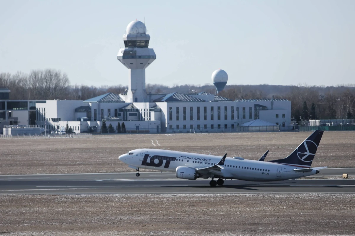 Ruszyła operacja ewakuacji Polaków z zagranicy lotami czarterowymi do kraju. Od północy granice Polski są zamknięte. Wjechać można tylko samochodem lub autokarem, a przylecieć - tylko zatwierdzonymi przez premiera lotami czarterowymi.
