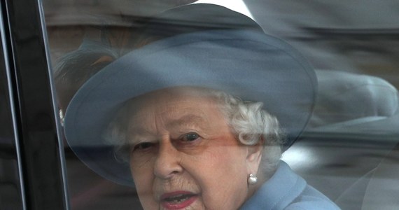 Brytyjska królowa Elżbieta II I jej mąż książę Filip w związku z rozprzestrzenianiem się koronawirusa opuścili w czwartek Pałac Buckingham i przenieśli się na zamek w Windsorze pod Londynem - ujawnił tabloid "The Sun". Jeśli sytuacja będzie się dalej pogarszać, para królewska przeniesie się do wiejskiej posiadłości Sandringham w hrabstwie Norfolk.