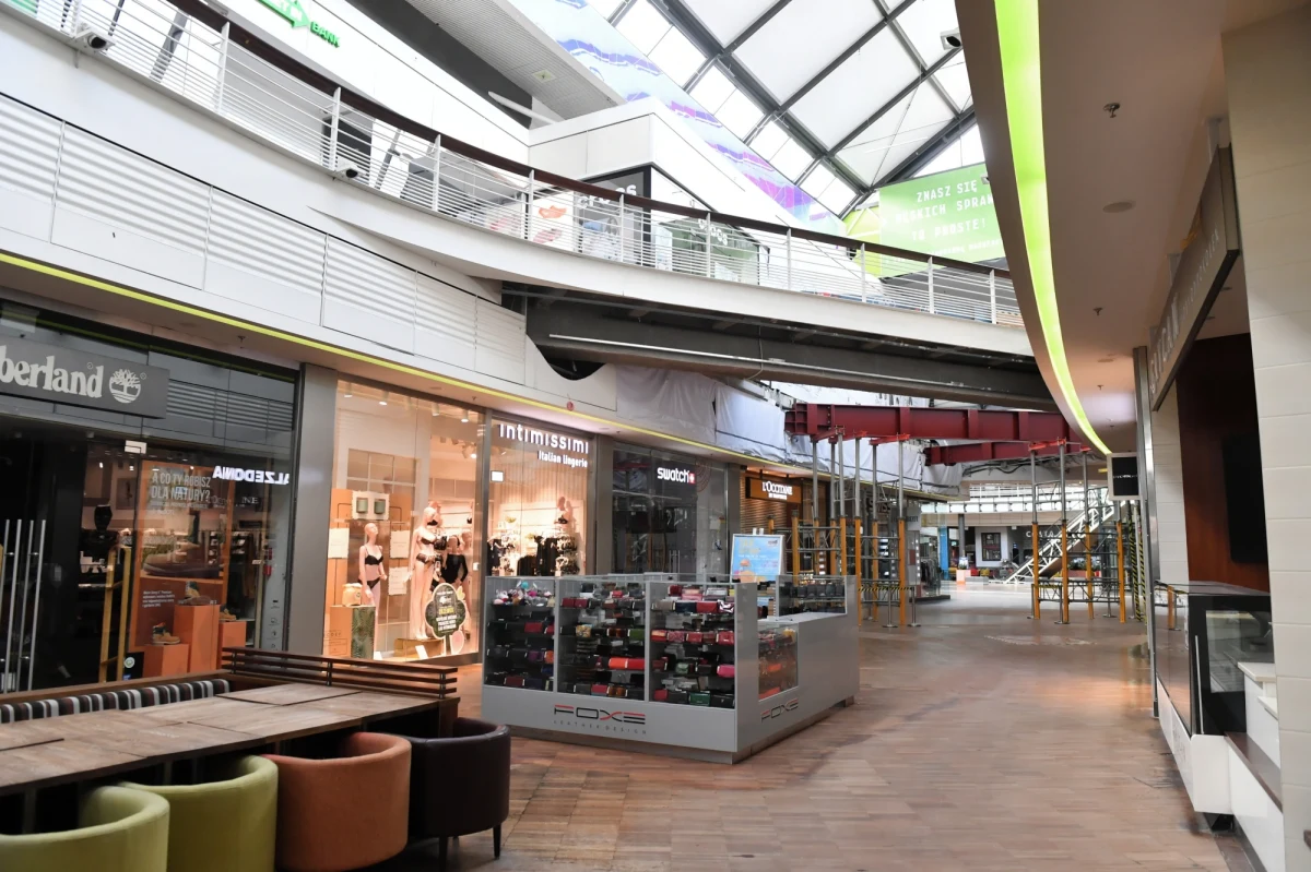 "Skupiamy się na najważniejszych kwestiach, czyli bezpieczeństwie pracowników i klientów centrów handlowych, dlatego też z pełnym zrozumieniem przyjęliśmy decyzję rządu wprowadzającą stan epidemiczny, co może realnie ograniczyć rozprzestrzenianie się koronawirusa w Polsce" – powiedział w rozmowie z PAP dyrektor generalny Polskiej Rady Centrów Handlowych Radosław Knap. "Na tę chwilę nie jesteśmy w stanie oszacować strat dla całej branży, ale już wiadomo, że straty będę ogromne, bo należy pamiętać, że centra handlowe to nie tylko zarządcy i najemcy" - dodał.