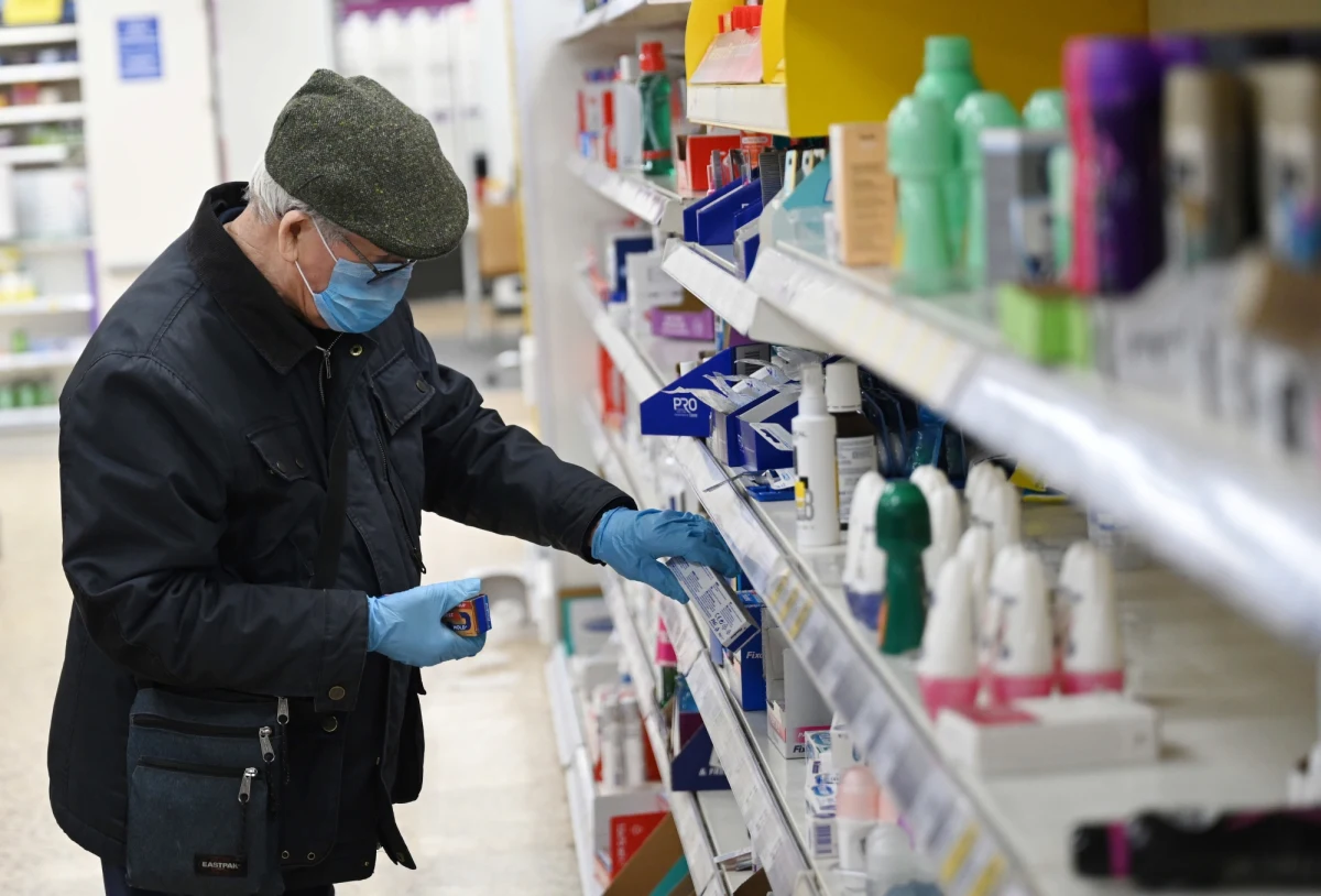 Epidemia koronawirusa w Wielkiej Brytanii potrwa do wiosny przyszłego roku i może doprowadzić do hospitalizacji 7,9 mln osób. Tak wynika z poufnego dokumentu Public Health England (PHE) dla wyższych urzędników NHS, o którym pisze poniedziałkowy "The Guardian".