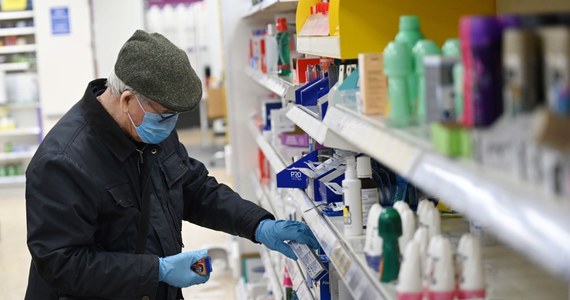 Epidemia koronawirusa w Wielkiej Brytanii potrwa do wiosny przyszłego roku i może doprowadzić do hospitalizacji 7,9 mln osób. Tak wynika z poufnego dokumentu Public Health England (PHE) dla wyższych urzędników NHS, o którym pisze poniedziałkowy "The Guardian".