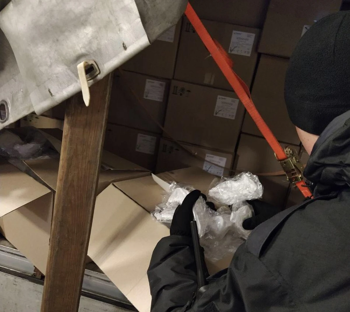 Ukraińscy pogranicznicy znów zatrzymali na granicy z Polską transport maseczek ochronnych. Tym razem w ciężarówce było ponad 50 tysięcy sztuk. Towar skonfiskowano na przejściu w Jagodzinie. Wywóz takich maseczek z Ukrainy jest zabroniony. 