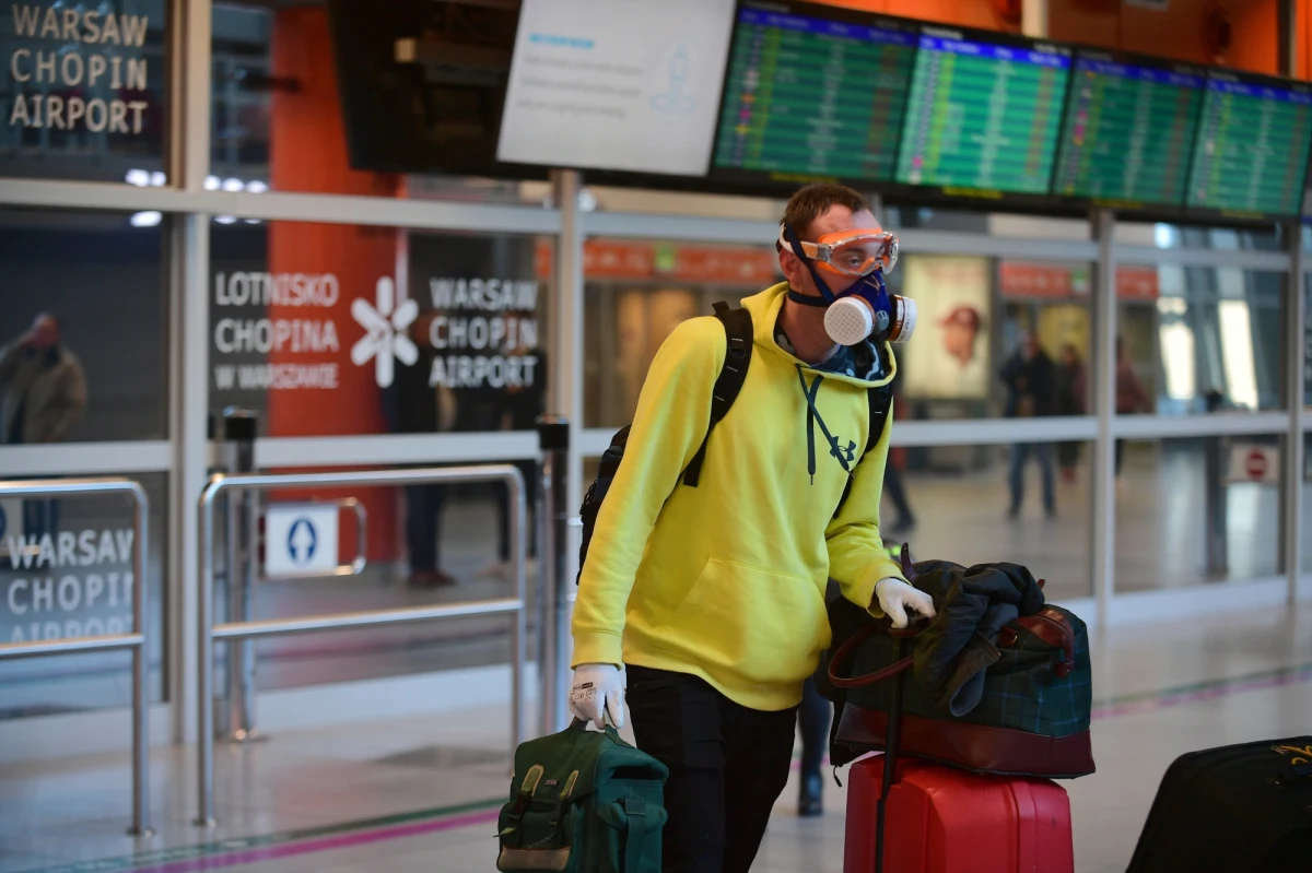 28-letni Timothy ze Szwecji utknął na lotnisku w Warszawie. W stolicy Polski miał międzylądowanie w drodze do Szwecji z Cypru. W międzyczasie z powodu koronawirusa zawieszono wszystkie loty. W rozmowie ze szwedzką gazetą "Aftonbladet" skarży się, że nie może dodzwonić się na infolinię szwedzkiego Ministerstwa Spraw Zagranicznych i nie ma jak wrócić do domu. "Siedzę tu i czekam na cud" – mówi młody Szwed.