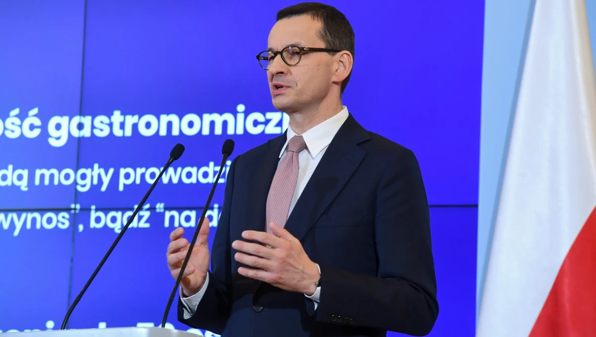 Od dzisiaj wewnątrzkrajowe loty będą zawieszone - taką decyzję podjął premier Mateusz Morawiecki - przekazał w poniedziałek szef KPRM Michał Dworczyk. Dodał, że decyzja premiera zostanie potwierdzona na poniedziałkowym zespole zarządzania kryzysowego.