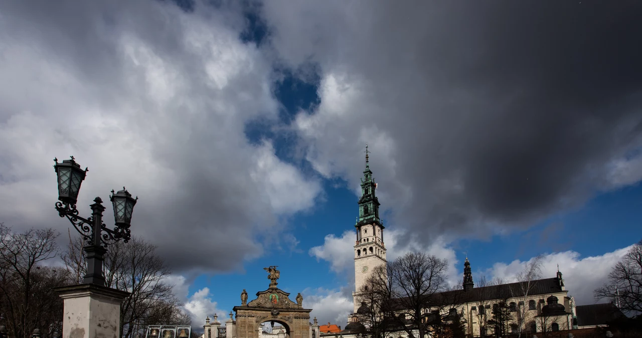 Kilkaset metrów od klasztoru na Jasnej Górze zorganizowano huczną imprezę. Bawiło się na niej kilkaset osób, chociaż limit wynosi 75