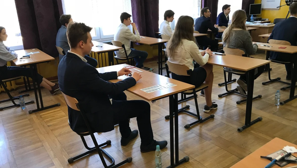 Egzamin ósmoklasisty odbędzie się zgodnie z planem pod warunkiem, że lekcje w szkołach zostaną wznowione najpóźniej po Świętach Wielkanocnych - zapewnia w rozmowie z reporterem RMF FM dyrektor Centralnej Komisji Egzaminacyjnej Marcin Smolik.
