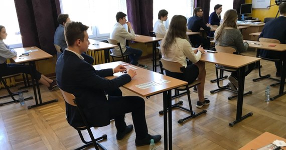 Egzamin ósmoklasisty odbędzie się zgodnie z planem pod warunkiem, że lekcje w szkołach zostaną wznowione najpóźniej po Świętach Wielkanocnych - zapewnia w rozmowie z reporterem RMF FM dyrektor Centralnej Komisji Egzaminacyjnej Marcin Smolik.