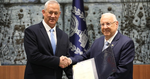 Prezydent Izraela Reuwen Riwlin powierzył w poniedziałek misję tworzenia rządu b. szefowi sztabu generalnego Benny'emu Gantzowi - liderowi centrolewicowego sojuszu Niebiesko-Biali, rywalowi dotychczasowego premiera i szefa prawicowego Likudu Benjamina Netanjahu.