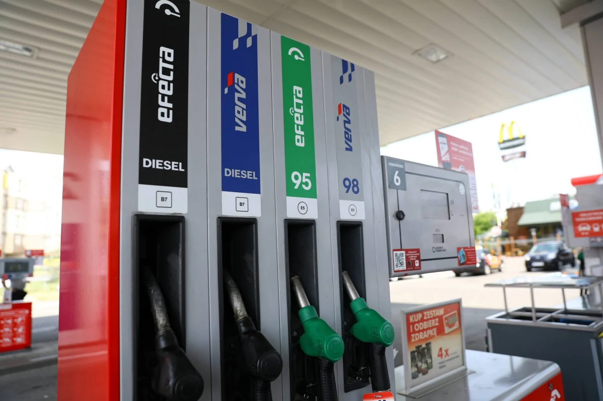 Zdecydowaliśmy o maksymalnym obniżeniu cen paliw na stacjach Orlenu- poinformował w poniedziałek na Twitterze prezes płockiego koncernu Daniel Obajtek.