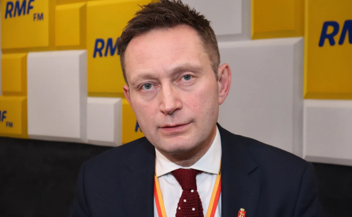 "To jest czas, który nie sprzyja kampanii wyborczej, w którym myślimy o życiu swoim i swoich najbliższych. Źle byłoby, gdyby wybory prezydenckie były naznaczone czasem obawy. Myślę, że rozsądne są głosy mówiące o tym, że trzeba rozważyć przesunięcie wyborów" - mówi w Popołudniowej rozmowie w RMF FM wiceprezydent Warszawy Paweł Rabiej. "Dzisiaj widzimy, że jedyną osobą, która efektywnie prowadzi kampanię wyborczą w Polsce jest Andrzej Duda" - dodaje. "Obawiam się, że do maja niewiele się zmieni i walka z koronawirusem sięgnie również do wyborów prezydenckich" – twierdzi gość Marcina Zaborskiego. 