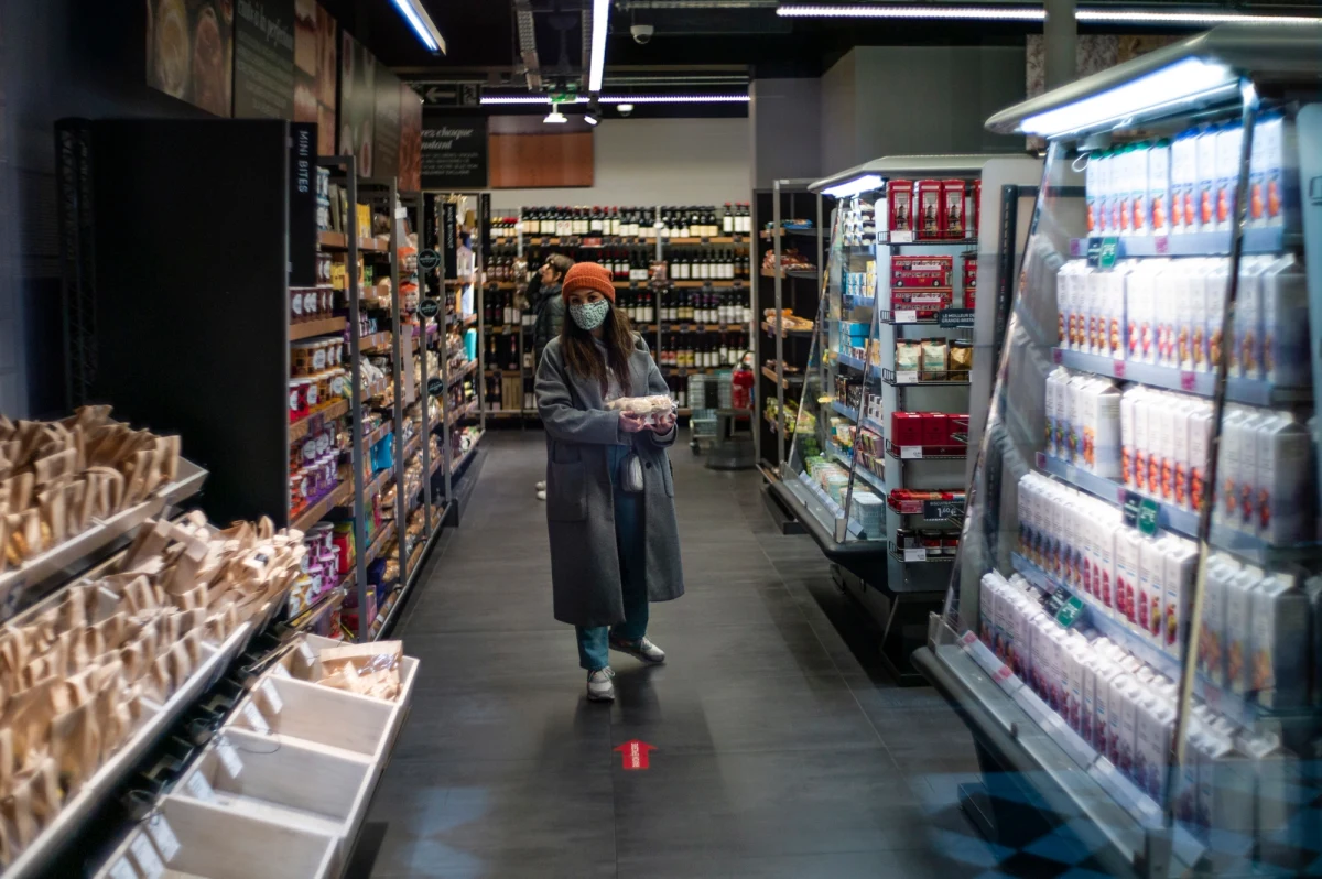 Francja idzie w ślady Włoch, wprowadzając kwarantannę na terytorium całego kraju. Wyjście z domu możliwe jest wyłącznie z pisemnym uzasadnieniem i jedynie w celu wyższej konieczności: zakupów, dojazdu do pracy lub lekarza - poinformował minister spraw wewnętrznych Christophe Castaner.