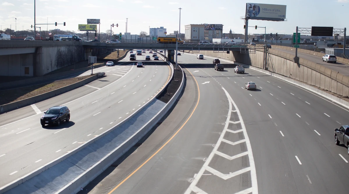 W związku z pandemią koronawirusa wprowadzono globalne restrykcje obejmujące transport i ograniczono produkcję przemysłową, co powoduje spadek emisji CO2. Nie oznacza to jednak, że Ziemia ostatecznie nie ucierpi z powodu nieuchronnej zapaści gospodarczej - oceniają eksperci.