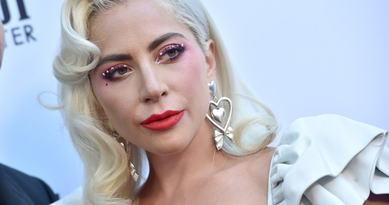 Lady Gaga nago na okładce Vogue - pomponik.pl