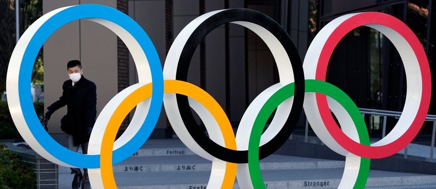 Organizatorzy igrzysk olimpijskich w Tokio zwrócili się z apelem do kibiców, aby nie gromadzili się przy trasie sztafety z ogniem olimpijskim. Zasugerowali, by raczej oglądali ją w telewizji albo w internecie. Część lokalnych uroczystości towarzyszących sztafecie została odwołana.