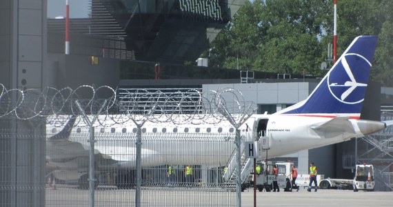 Od niedzieli już 4 tys. Polaków wróciło do domu dzięki rządowej operacji #LOTdoDomu - poinformował we wtorek w radiowej Jedynce rzecznik polskiego przewoźnika Michał Czernicki.