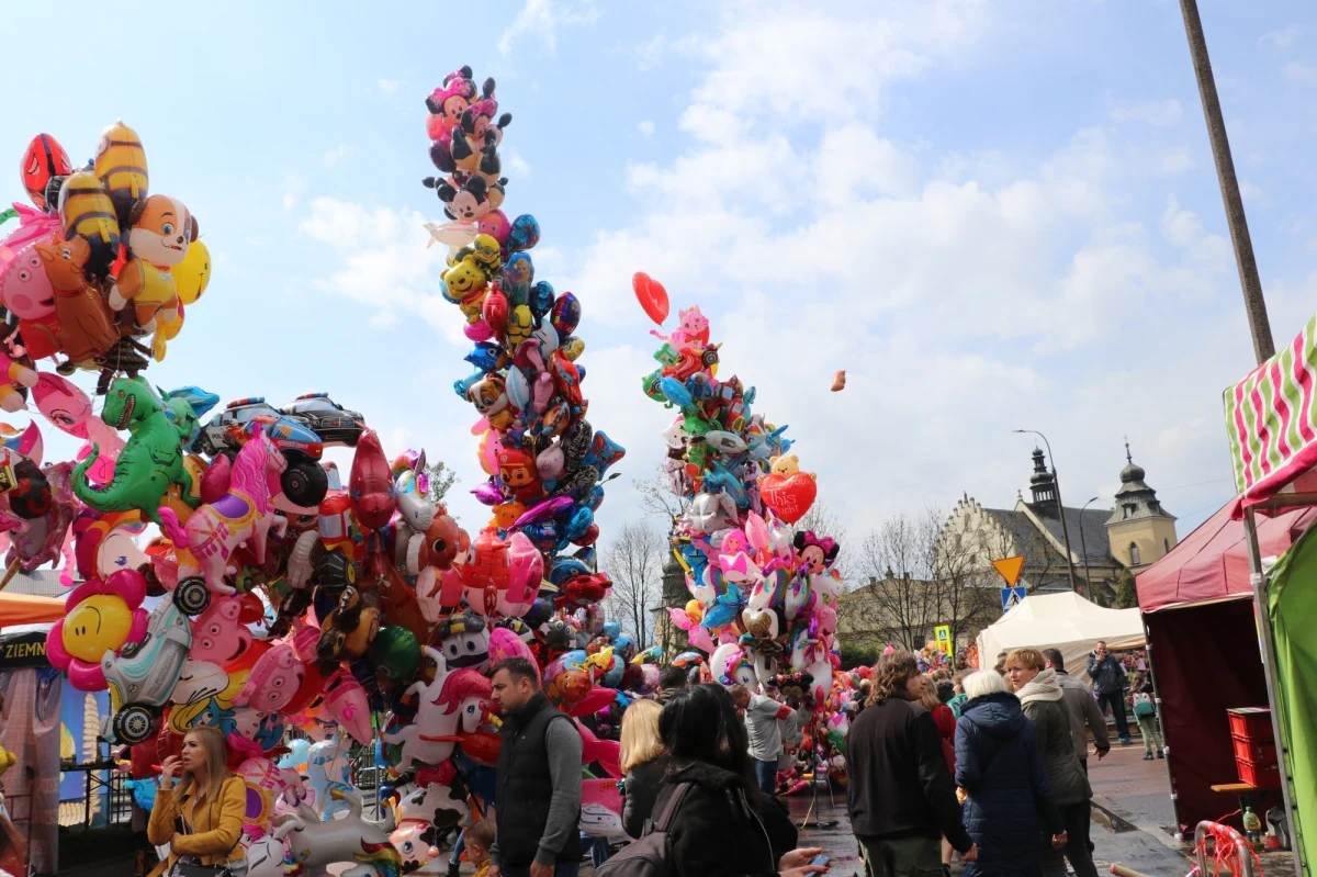 Z powodu zagrożenia wywołanego koronawirusem nie odbędą się najliczniej odwiedzane wydarzania związane z okresem wielkanocnym w Małopolsce: konkurs palm wielkanocnych w Lipnicy Murowanej oraz jarmark odpustowy Emaus na krakowskim Salwatorze.