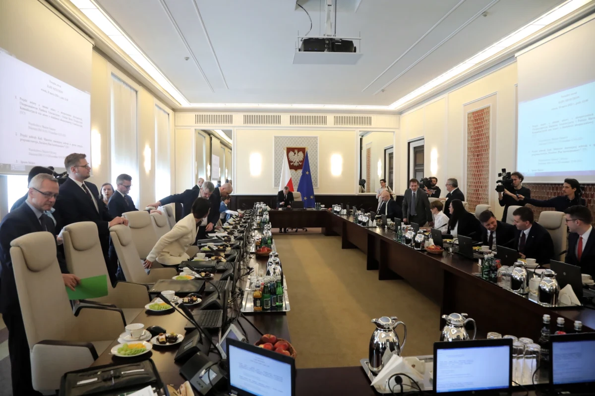 Wyniki testów na obecność koronawirusa, jakim poddano w poniedziałek m.in. członków rządu, są negatywne - taką informację przekazał minister zdrowia Łukasz Szumowski. Badania przeprowadzono po tym, jak obecność koronawirusa stwierdzono u szefa resortu środowiska Michała Wosia: testom poddano wszystkich ministrów, którzy pojawili się na ostatnim posiedzeniu rządu, a więc mieli z Wosiem kontakt. Wszystkich objęto również kwarantanną.