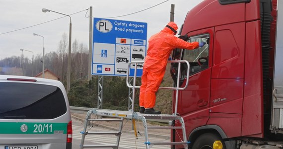 Około 3 tysięcy obywateli krajów bałtyckich przejedzie w specjalnych konwojach przez Polskę - dowiedział się reporter RMF FM. Kolumny busów i autobusów są eskortowane przez policjantów od przejścia granicznego z Niemcami w Świecku, do Budziska na granicy polsko-litewskiej.