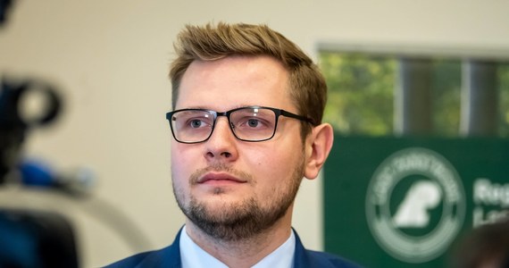 Minister środowiska Michał Woś, u którego testy na obecność koronawirusa dały wynik pozytywny, czuje się gorzej. Wciąż jednak - o czym sam poinformował - pozostaje w domu.