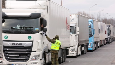 Gigantyczne kolejki na granicach. Mieszkańcy roznoszą wodę i jedzenie