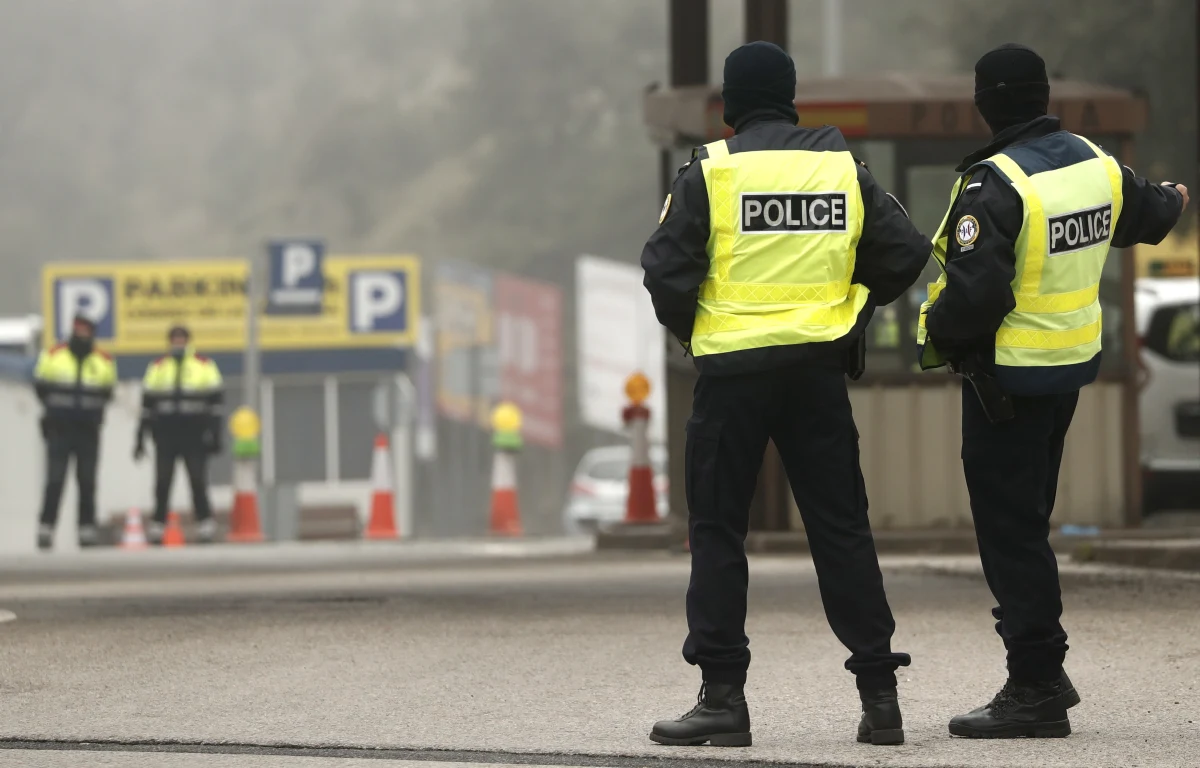 Unijni przywódcy zgodzili się na zamknięcie dla obcokrajowców zewnętrznych granic UE: o decyzji podjętej w ramach walki z epidemią koronawirusa poinformował szef Rady Europejskiej Charles Michel. Szefowa Komisji Europejskiej Ursula von der Leyen przekazała natomiast, że ograniczenia w podróżach do UE państwa członkowskie mają wprowadzić natychmiastowo. Unijne granice zostaną zamknięte na 30 dni - z możliwością przedłużenia tego okresu.