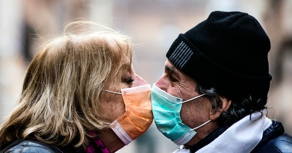 Kiedy w niewielkiej miejscowości pod Wenecją z powodu koronawirusa zmarła pierwsza we Włoszech osoba, przebadano wszystkich mieszkańców. I to dwukrotnie w ciągu 10 dni. Wszyscy zarażeni zostali poddani kwarantannie, aż do czasu gdy zachorowania ustały. Badania wykazały, że połowa z zarażonych nie miała żadnych symptomów choroby – pisze o tym "Financial Times".