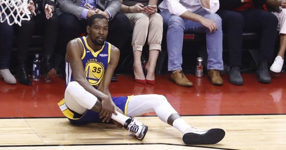 Słynny Kevin Durant jest w gronie czterech koszykarzy zespołu Brooklyn Nets, u których stwierdzono zakażenie koronawirusem. Poinformował o tym sam zawodnik, wcześniej klub ligi NBA nie podawał żadnych nazwisk.