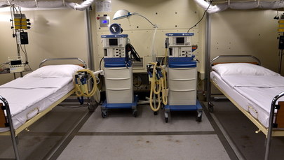 Brytyjskie szpitale ograniczą operacje, by zwolnić łóżka dla chorych na Covid-19
