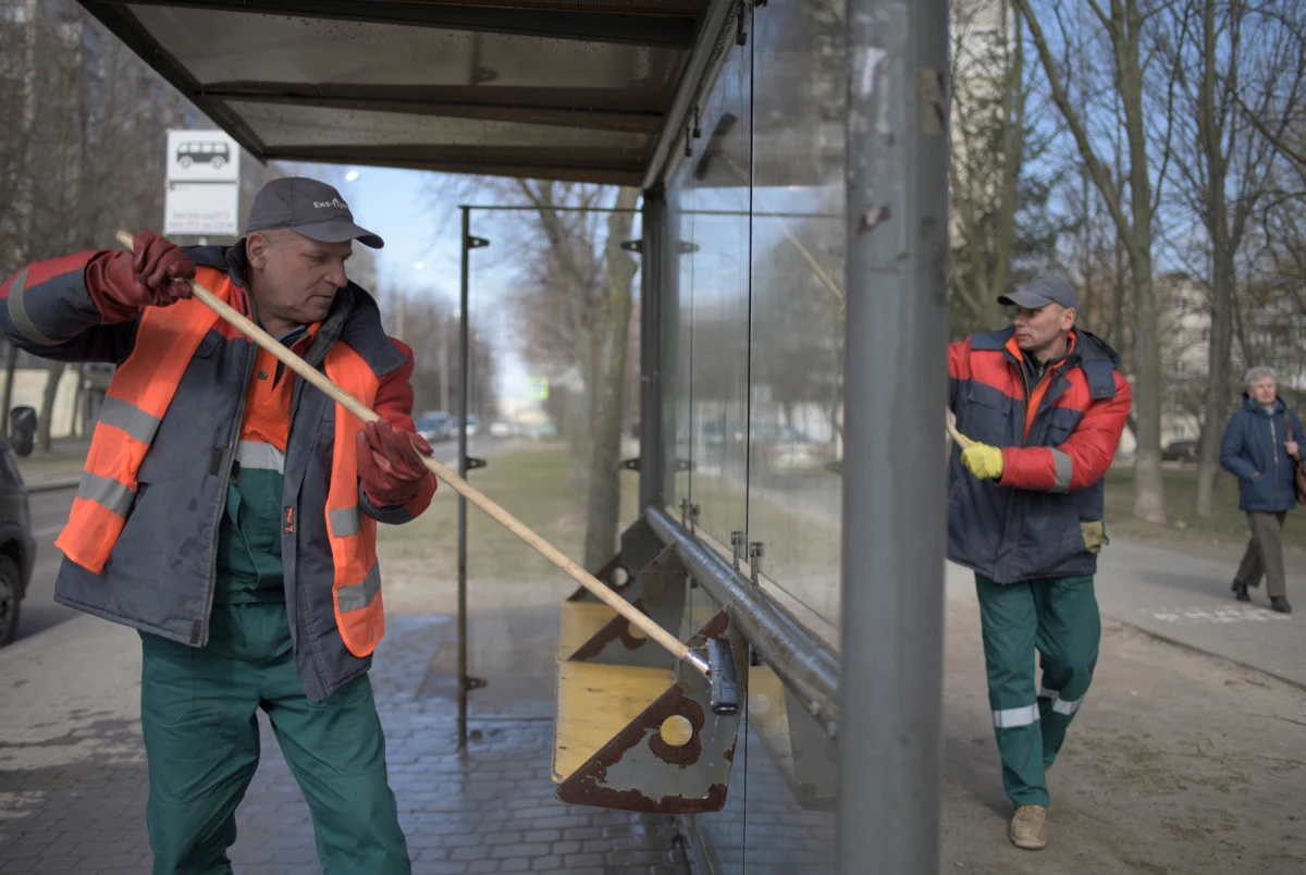 W Łodzi pasażerka tramwaju założyła maseczkę i poinformowała pozostałych podróżnych, że może mieć koronawirusa. Pasażerowie powiadomili motorniczego, wezwano służby sanitarne oraz policję. Motorniczy zablokował drzwi, jednak część pasażerów uciekła oknami – pisze Onet. Ostatecznie okazało się, że kobieta była niedawno badana i nie ma koronawirusa.