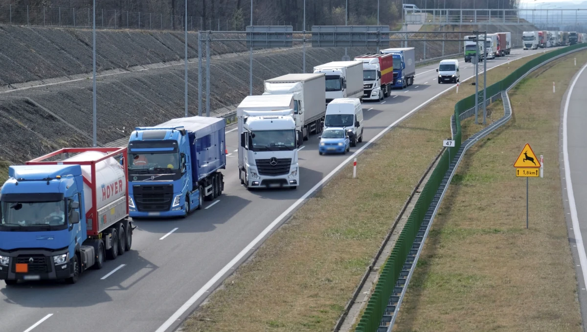 Środa to kolejny dzień potężnych kolejek na granicach, po tym jak przywrócona została pełna kontrola, by walczyć z koronawirusem. Tysiące kierowców stoją w wielokilometrowych zatorach, oczekując na odprawę. Rozmawiają z nimi nasi reporterzy. Wszystkie istotne informacje zbieramy dla Was na RMF24.pl.