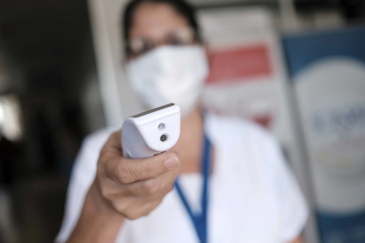 We wczesnej fazie infekcji nie należy stosować zbyt dużych dawek niesteroidowych leków przeciwzapalnych, takich jak ibuprofen – ostrzega dr Paweł Grzesiowski, wykładowca Szkoły Zdrowia Publicznego CMKP, prezes Fundacji Instytut Profilaktyki Zakażeń. Takie postępowanie może pogorszyć przebieg zakażenia wywołanego koronawirusem, jak też innymi patogenami, szczególnie wirusowymi.