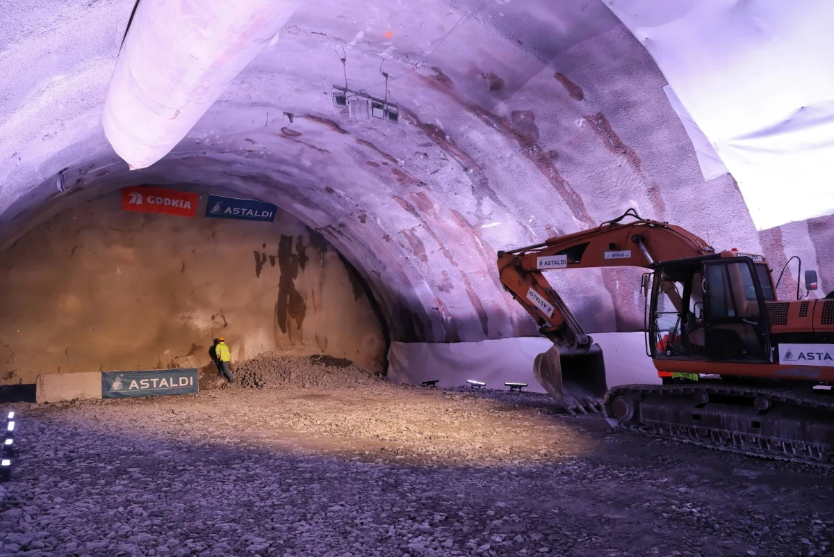 W związku z koronawirusem Włosi pracujący przy budowie tunelu na zakopiance mają zakaz wyjazdów do domów. Tunel buduje włoska firma Astaldi, której załogę w większości stanowią Włosi. "Prace na tym odcinku trwają nieprzerwanie i są prowadzone z zastosowaniem środków ostrożności związanych z epidemią" – poinformowała GDDKiA.