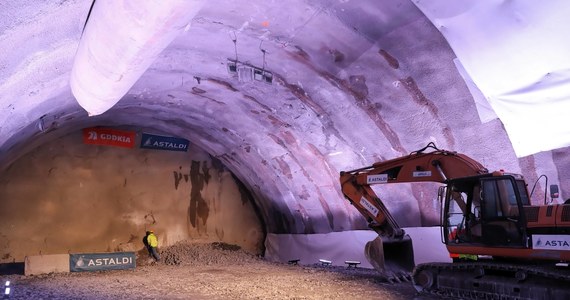 W związku z koronawirusem Włosi pracujący przy budowie tunelu na zakopiance mają zakaz wyjazdów do domów. Tunel buduje włoska firma Astaldi, której załogę w większości stanowią Włosi. "Prace na tym odcinku trwają nieprzerwanie i są prowadzone z zastosowaniem środków ostrożności związanych z epidemią" – poinformowała GDDKiA.