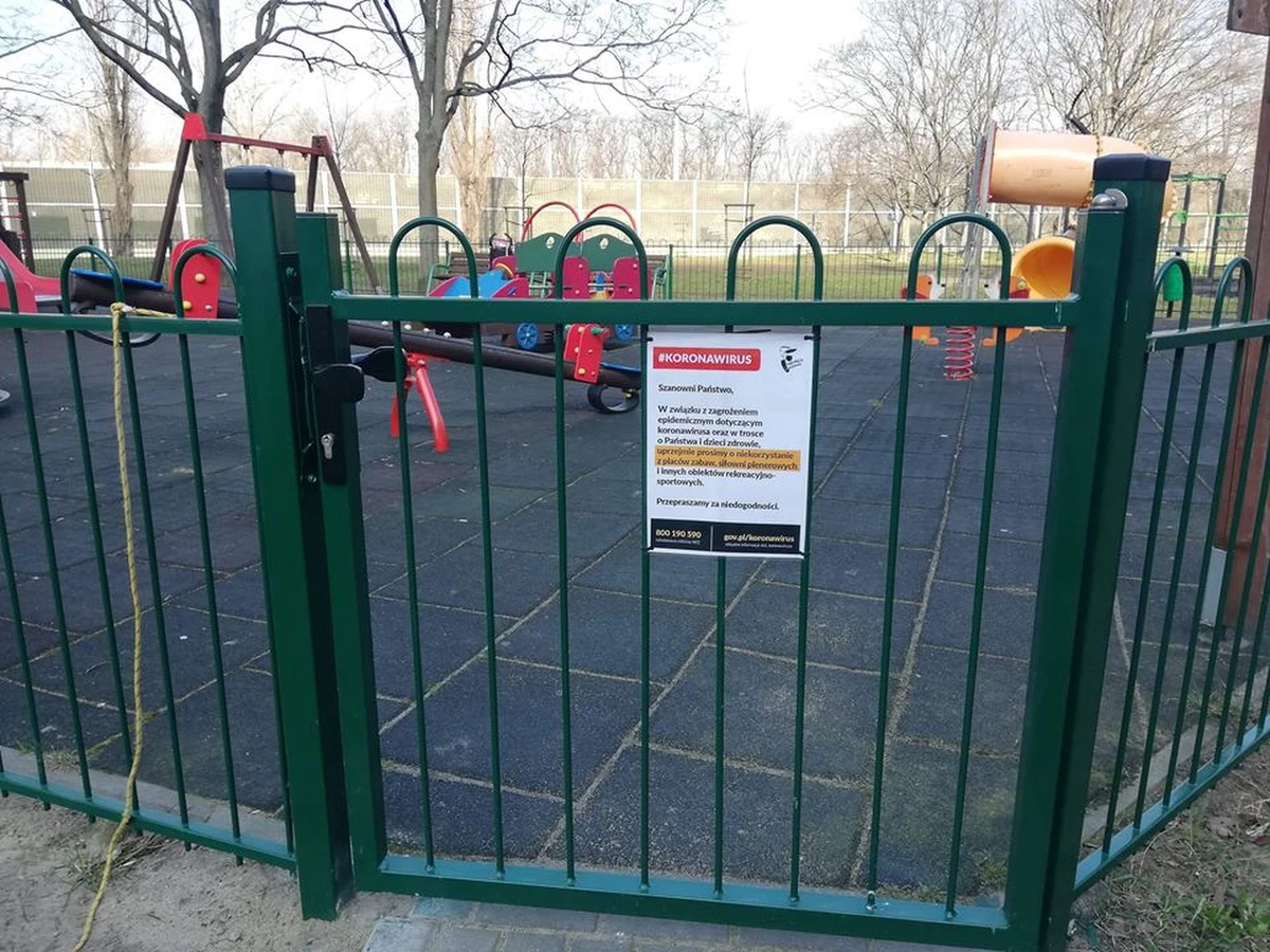 "Chciałbym zaapelować do wszystkich mieszkańców, aby nie korzystali z naszych placów zabaw. Nie lekceważmy zagrożenia" – powiedział burmistrz warszawskiej Woli Krzysztof Strzałkowski. Wszystkie place zabaw, siłownie plenerowe i boiska przyszkolne w tej dzielnicy zostały zamknięte. Apel o unikanie tego typu miejsc pojawił się również na profilach społecznościowych Miasta Stołecznego Warszawy. 
