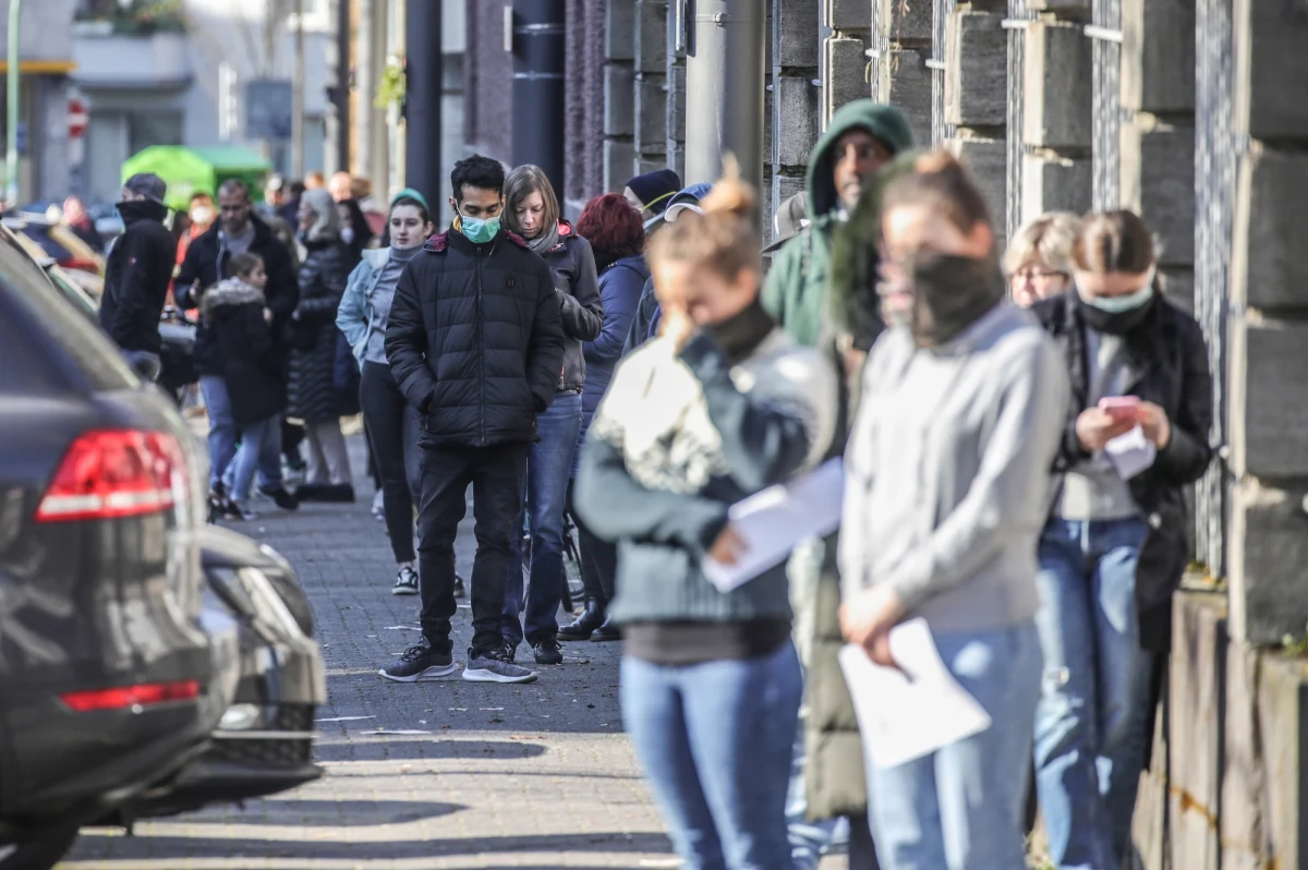 Eksperci berlińskiego Instytutu Kocha ostrzegają, że pandemia wywołana przez koronawirusa SARS-CoV-2 może potrwać nawet dwa lata. Wiele zależy od tego, kiedy uda się wprowadzić szczepionkę chroniącą przed tym patogenem.