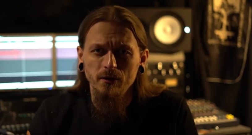 Lider metalowej formacji Bathushka – Krzysztof Drabikowski – potwierdził, że jest zarażony koronawirusem. Muzyk w rozmowie z TVN24 zdradził, jak wyglądało zdiagnozowanie jego przypadku. 