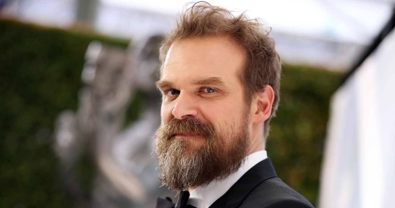 David Harbour, popularny szeryf Hooper z serialu Netfliksa "Stranger Things", wystąpił w najnowszym filmie Marvela "Czarna Wdowa". Fani aktora zaczęli doszukiwać się podobieństw pomiędzy jego postaciami z obu produkcji. Harbour postanowił odnieść się do wszystkich spiskowych teorii na temat powiązania pomiędzy serialem i filmem.