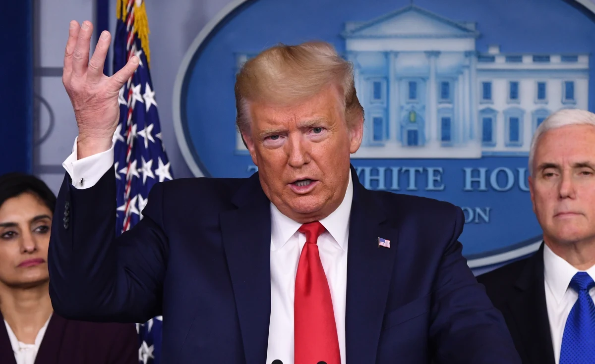 Prezydent Donald Trump odniósł się w środę do wypowiedzi ministra finansów Stevena Mnuchina, mówiąc, że 20-procentowe bezrobocie "to najgorszy scenariusz", ale USA "jeszcze nie są w tym miejscu". Postanowił wykorzystać ustawę o "produkcji obronnej" w walce z pandemią.