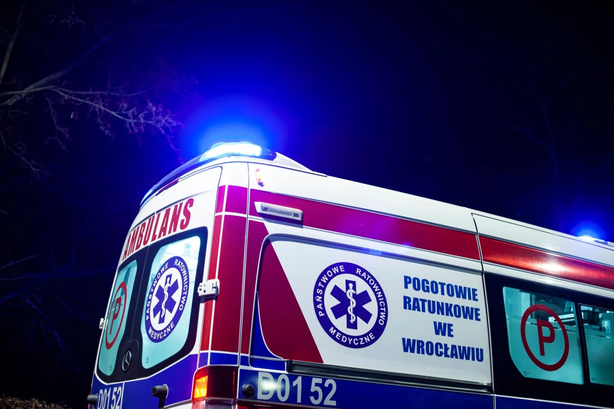 Pacjent, który wyskoczył z okna budynku oddziału zakaźnego Wojewódzkiego Szpitala Specjalistycznego im. J. Gromkowskiego jest w ciężkim stanie. Mężczyzna w średnim wieku trafił do szpitala z podejrzeniem zakażenia koronawirusem.