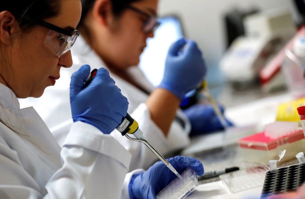 Epidemiolog Annemie Vandamme z belgijskiego Uniwersytetu Leuven uważa, że zakażenia koronawirusem osiągną szczyt za 10-14 dni. Profesor jest również zdania, że środki wprowadzone przez rząd będą musiały prawdopodobnie obowiązywać po 5 kwietnia.