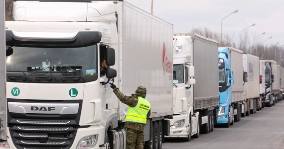 Ministrowie transportu UE podczas wideokonferencji uznali, że sektor transportu jest jednym z najbardziej dotkniętych przez skutki pandemii koronawirusa. Jak donosi nasza dziennikarka Katarzyna Szymańska-Borginon podczas wideokonferencji wrócił też problem obywateli krajów bałtyckich, którzy utknęli na polsko-niemieckiej granicy. O sprawie przypomnieli ministrowie Łotwy, Estonii I Litwy.