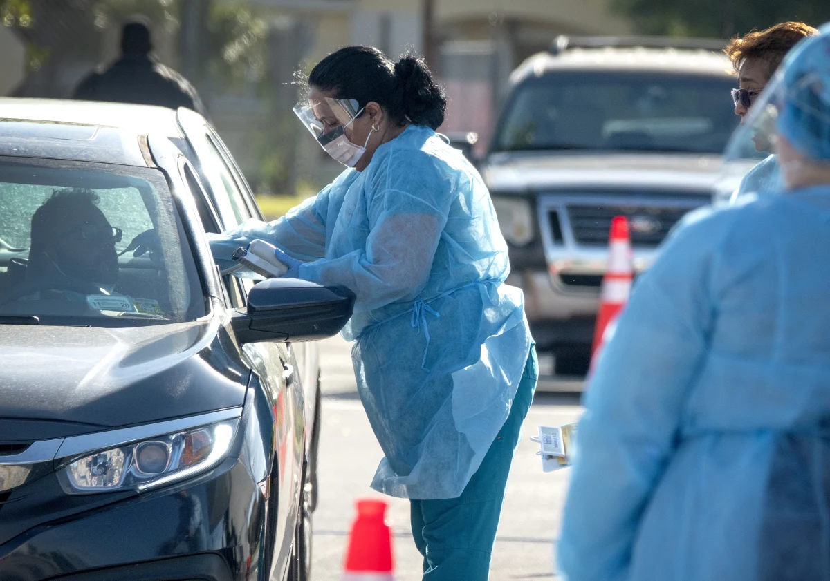 Badania w kierunku koronawirusa bez wychodzenia z samochodu. Punkty typu drive-through powstają w Stanach Zjednoczonych.  