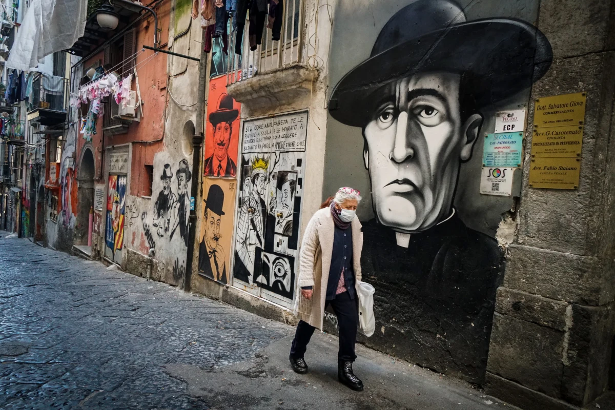 Trwa dramat w domach spokojnej starości na północy Włoch, które stały się ogniskami koronawirusa. Każdego dnia umierają tam kolejne starsze, zakażone osoby. Liczba zakażeń i zgonów będzie rosnąć- ostrzegają lekarze i opiekuni.