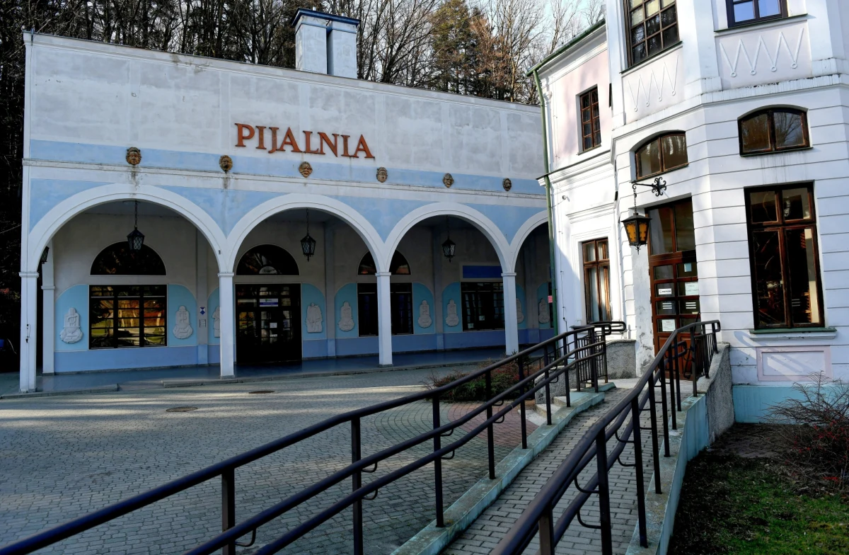 14 marca zapadła decyzja o tym, że w związku z epidemią koronawirusa, sanatoria zawieszają swoją działalność. Konsultanci Telefonicznej Informacji Pacjenta NFZ, którzy dyżurują pod bezpłatnym numerem 800 190 590 i udzielają informacji ws. koronawirusa otrzymują wiele pytań dotyczących funkcjonowania sanatoriów. Fundusz opublikował te najczęstsze wraz z odpowiedziami.