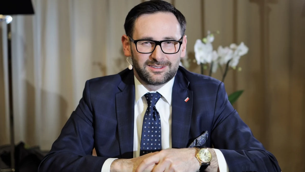 „Firma pracuje, działa obsługuje rynek, co jest bardzo ważne. Wszystkie stacje benzynowe działają, pracują prawidłowo. Jest to nie tylko praca, ale generalnie zabezpieczenie bezpieczeństwa paliwowego” - powiedział w Porannej rozmowie w RMF FM Daniel Obajtek, prezes PKN Orlen. “Na naszych stacjach zawsze będzie benzyna, jesteśmy zabezpieczeni, zabezpieczone są pewne źródła dostaw” – dodał szef koncernu paliwowego.