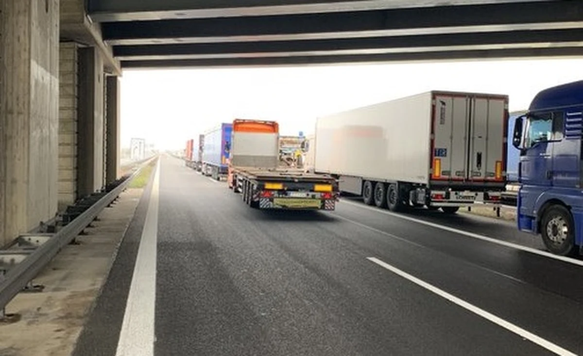 W związku z rozprzestrzenianiem się koronawirusa polskie władze wprowadziły obostrzenia dotyczące przekraczania granic. Ich efektem są kolejki - w niektórych miejscach bardzo długie. Reporterzy RMF FM na bieżąco monitorują sytuację na przejściach granicznych. Czekamy też na Wasze sygnały - Gorąca Linia RMF FM jest do Waszej dyspozycji! Zachęcamy też do dzielenia się z nami zdjęciami z granic na Twitterze i Facebooku. 